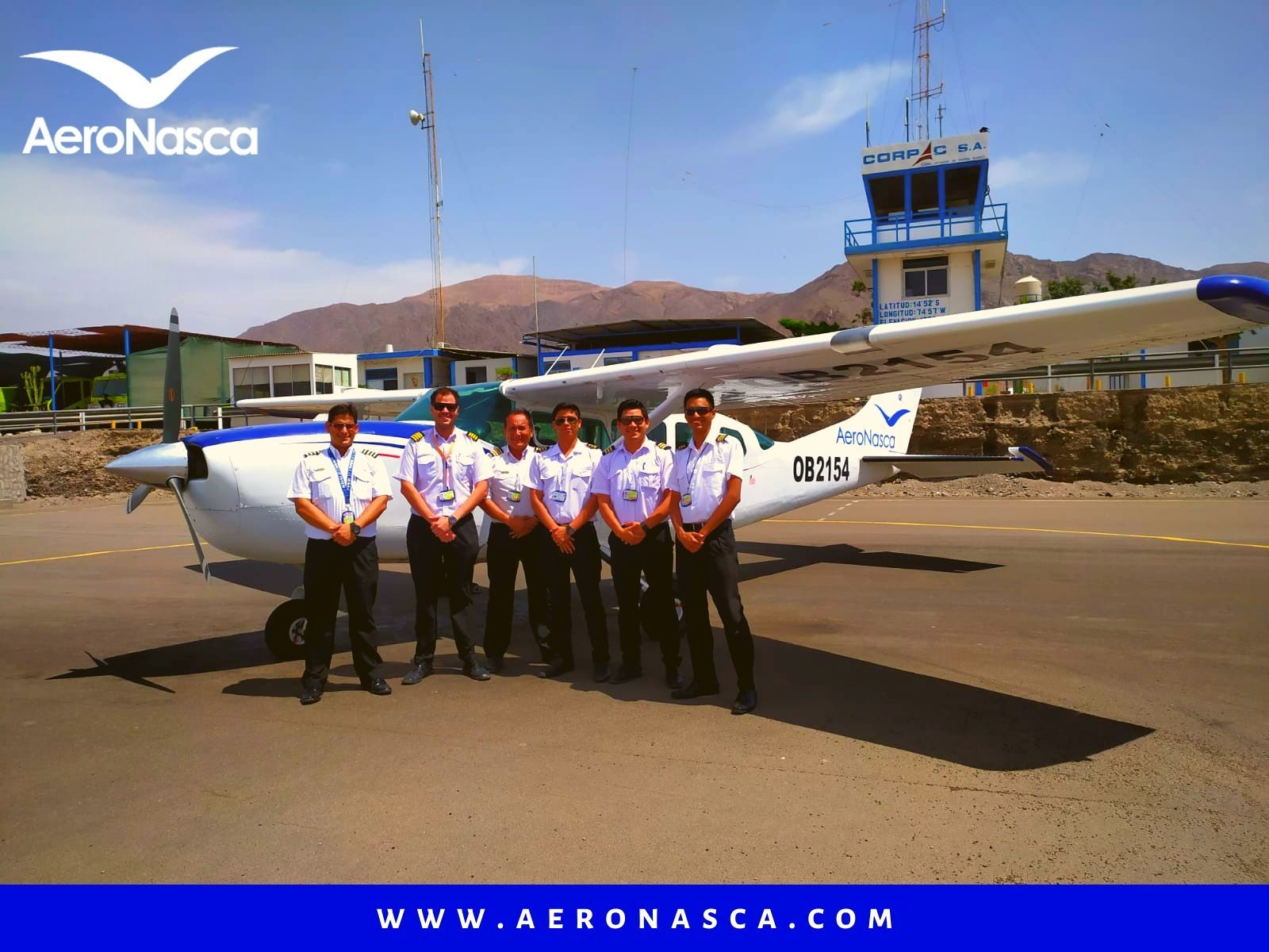 Pilotos de AeroNasca juntos a la AeroNave Cessna
